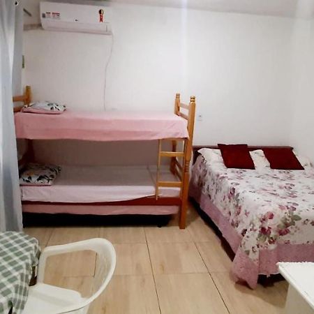 KITNET S2 em TORRES-RS - ÓTIMO CUSTO BENEFICIO na mais bela praia Gaúcha - Cozinha - Banheiro - Ar condicionado - TV - Wi-Fi - Estacionamento - Acomoda até 5 pessoas - Anfitriã Superhost no BnB Torres Exterior foto