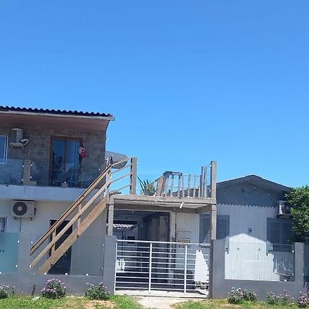 KITNET S2 em TORRES-RS - ÓTIMO CUSTO BENEFICIO na mais bela praia Gaúcha - Cozinha - Banheiro - Ar condicionado - TV - Wi-Fi - Estacionamento - Acomoda até 5 pessoas - Anfitriã Superhost no BnB Torres Exterior foto