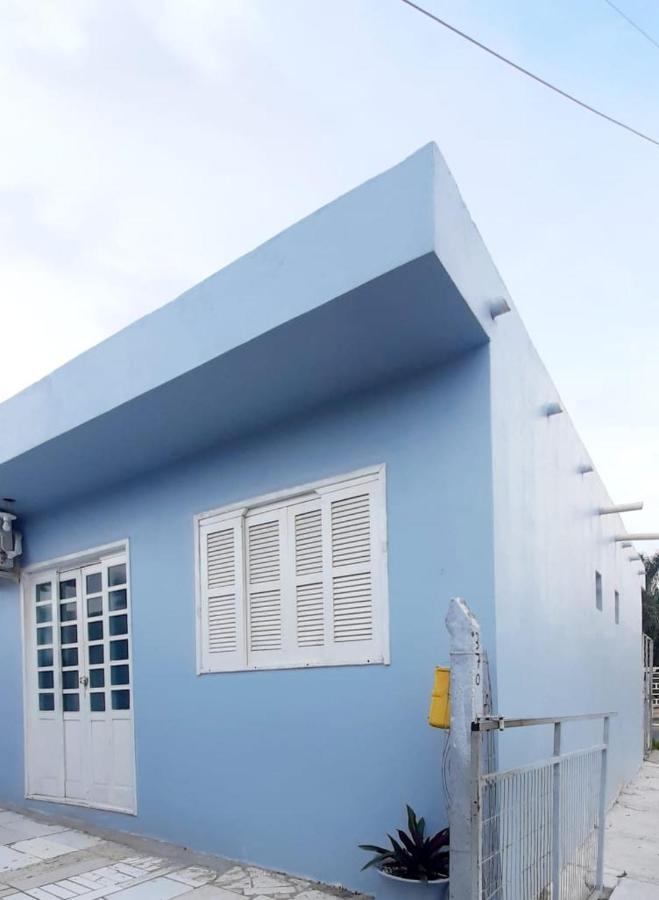 KITNET S2 em TORRES-RS - ÓTIMO CUSTO BENEFICIO na mais bela praia Gaúcha - Cozinha - Banheiro - Ar condicionado - TV - Wi-Fi - Estacionamento - Acomoda até 5 pessoas - Anfitriã Superhost no BnB Torres Exterior foto