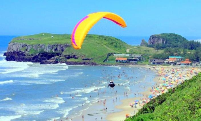 KITNET S2 em TORRES-RS - ÓTIMO CUSTO BENEFICIO na mais bela praia Gaúcha - Cozinha - Banheiro - Ar condicionado - TV - Wi-Fi - Estacionamento - Acomoda até 5 pessoas - Anfitriã Superhost no BnB Torres Exterior foto