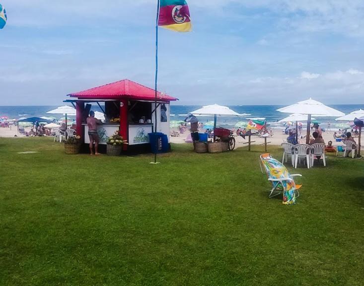 KITNET S2 em TORRES-RS - ÓTIMO CUSTO BENEFICIO na mais bela praia Gaúcha - Cozinha - Banheiro - Ar condicionado - TV - Wi-Fi - Estacionamento - Acomoda até 5 pessoas - Anfitriã Superhost no BnB Torres Exterior foto