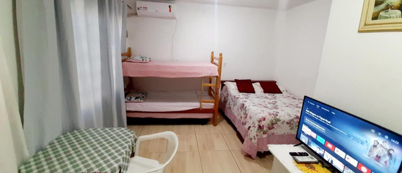 KITNET S2 em TORRES-RS - ÓTIMO CUSTO BENEFICIO na mais bela praia Gaúcha - Cozinha - Banheiro - Ar condicionado - TV - Wi-Fi - Estacionamento - Acomoda até 5 pessoas - Anfitriã Superhost no BnB Torres Exterior foto
