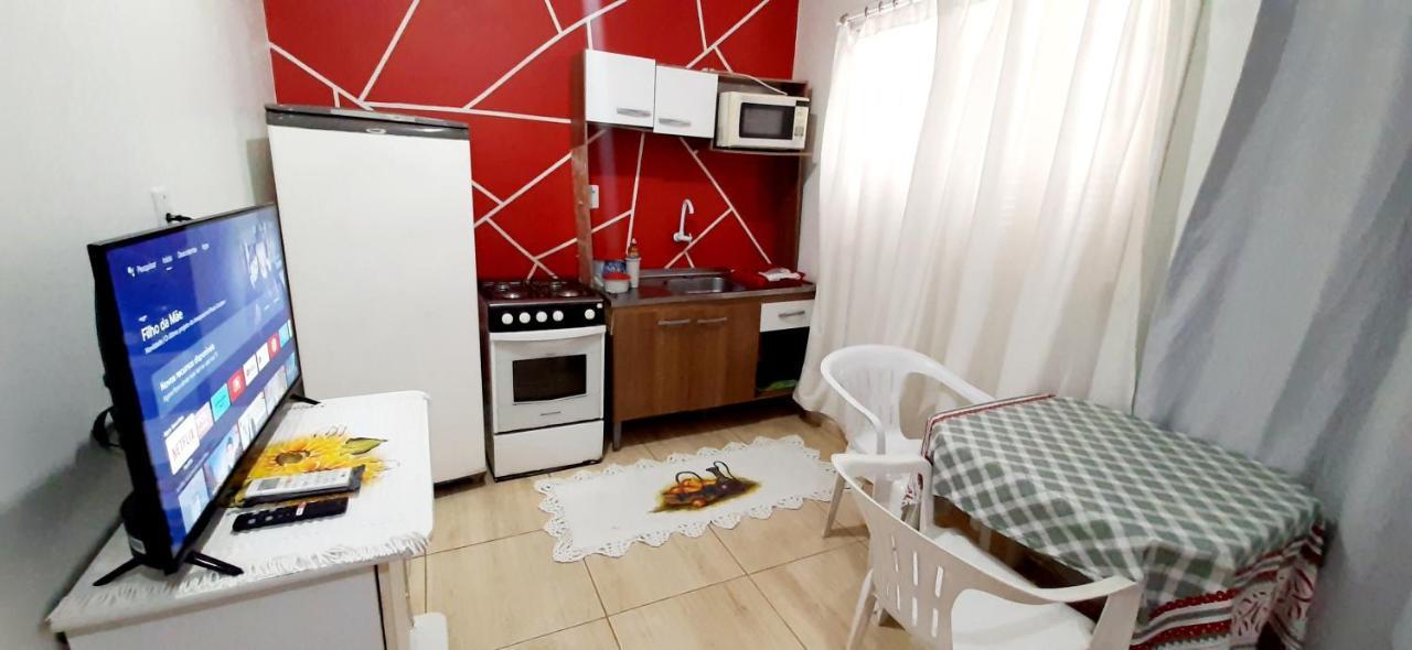 KITNET S2 em TORRES-RS - ÓTIMO CUSTO BENEFICIO na mais bela praia Gaúcha - Cozinha - Banheiro - Ar condicionado - TV - Wi-Fi - Estacionamento - Acomoda até 5 pessoas - Anfitriã Superhost no BnB Torres Exterior foto
