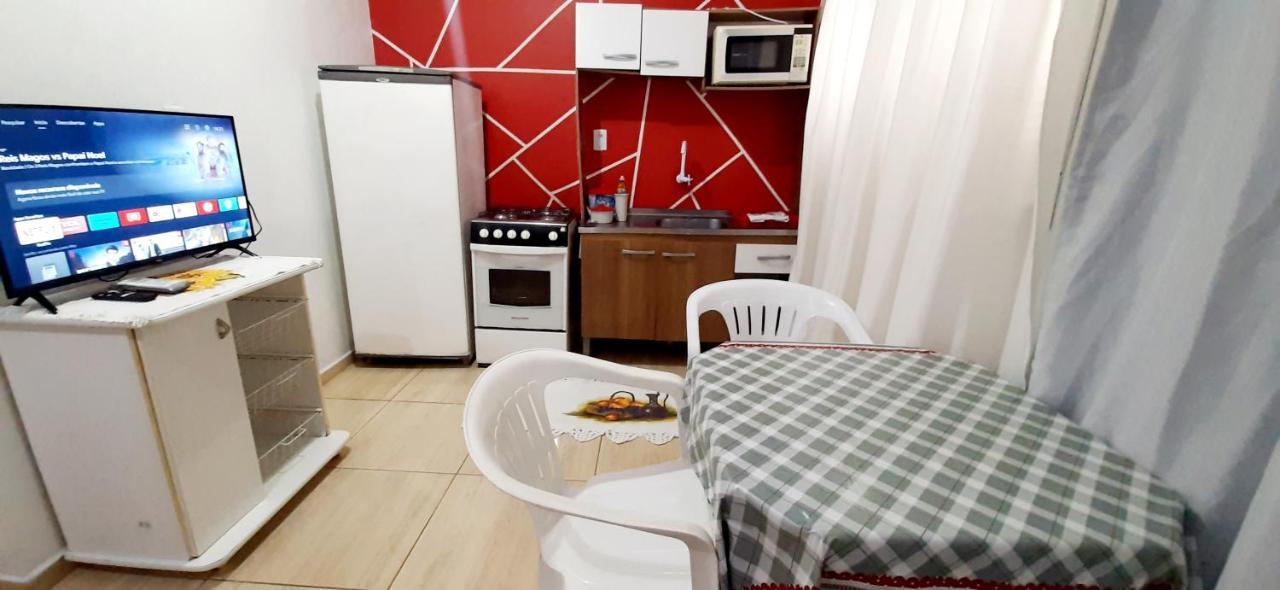 KITNET S2 em TORRES-RS - ÓTIMO CUSTO BENEFICIO na mais bela praia Gaúcha - Cozinha - Banheiro - Ar condicionado - TV - Wi-Fi - Estacionamento - Acomoda até 5 pessoas - Anfitriã Superhost no BnB Torres Exterior foto