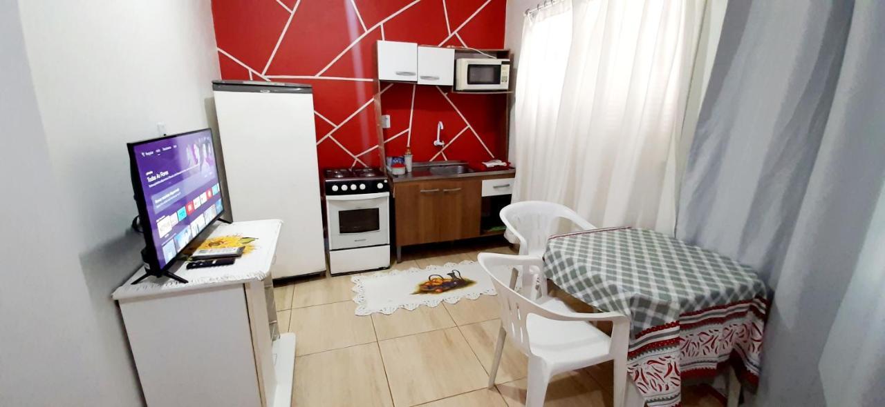 KITNET S2 em TORRES-RS - ÓTIMO CUSTO BENEFICIO na mais bela praia Gaúcha - Cozinha - Banheiro - Ar condicionado - TV - Wi-Fi - Estacionamento - Acomoda até 5 pessoas - Anfitriã Superhost no BnB Torres Exterior foto