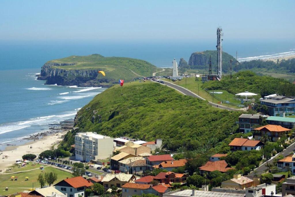 KITNET S2 em TORRES-RS - ÓTIMO CUSTO BENEFICIO na mais bela praia Gaúcha - Cozinha - Banheiro - Ar condicionado - TV - Wi-Fi - Estacionamento - Acomoda até 5 pessoas - Anfitriã Superhost no BnB Torres Exterior foto