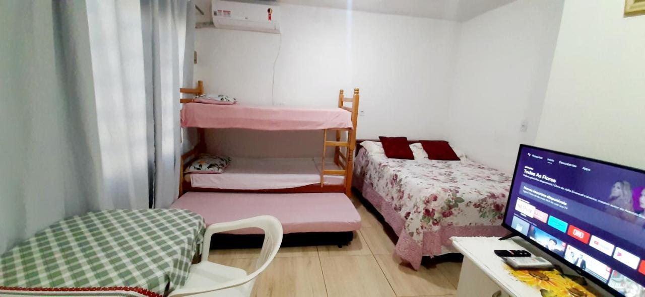 KITNET S2 em TORRES-RS - ÓTIMO CUSTO BENEFICIO na mais bela praia Gaúcha - Cozinha - Banheiro - Ar condicionado - TV - Wi-Fi - Estacionamento - Acomoda até 5 pessoas - Anfitriã Superhost no BnB Torres Exterior foto