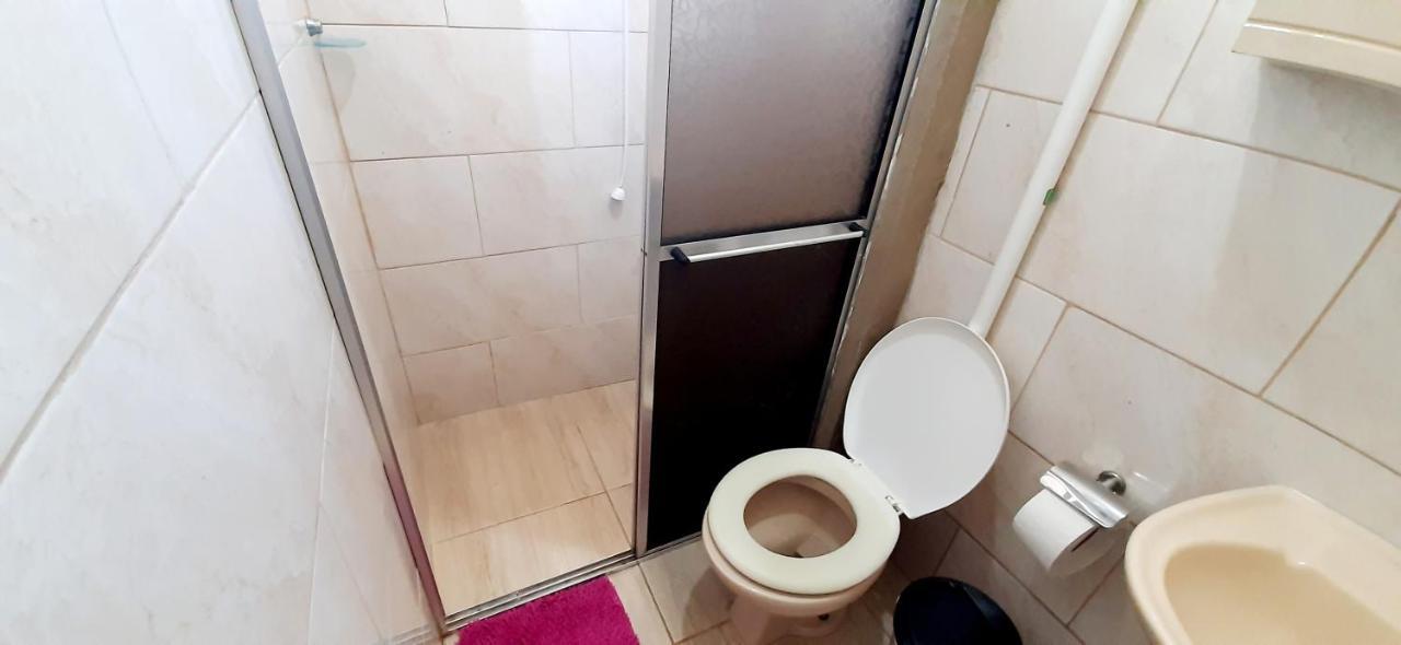 KITNET S2 em TORRES-RS - ÓTIMO CUSTO BENEFICIO na mais bela praia Gaúcha - Cozinha - Banheiro - Ar condicionado - TV - Wi-Fi - Estacionamento - Acomoda até 5 pessoas - Anfitriã Superhost no BnB Torres Exterior foto
