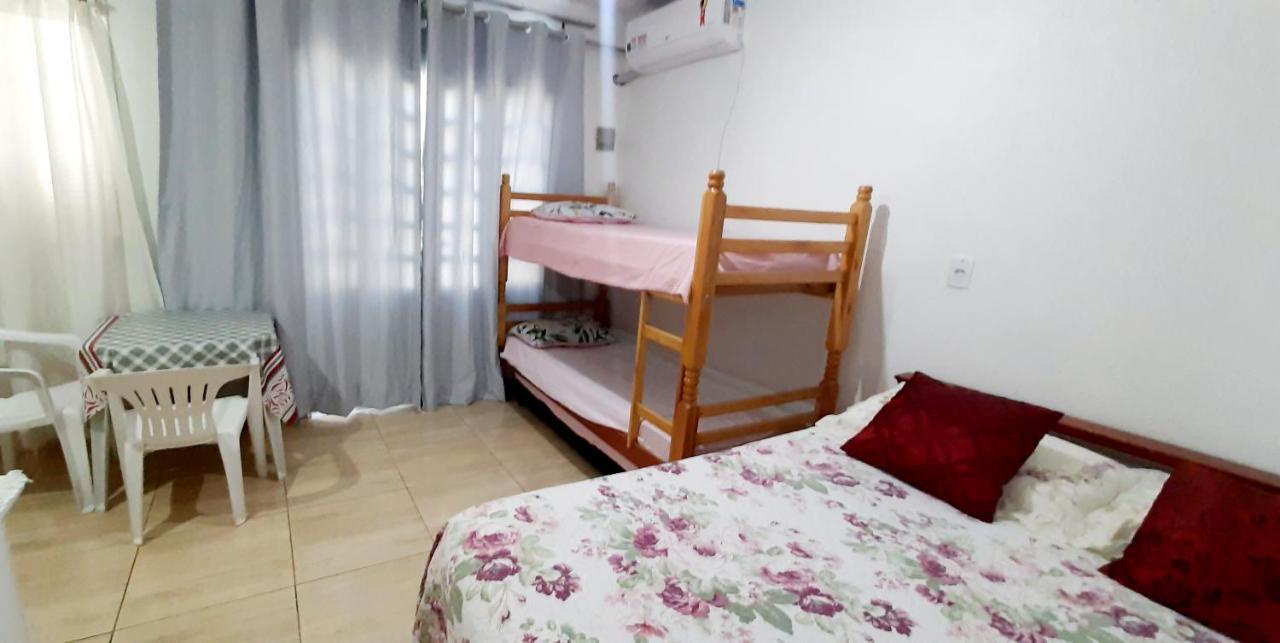KITNET S2 em TORRES-RS - ÓTIMO CUSTO BENEFICIO na mais bela praia Gaúcha - Cozinha - Banheiro - Ar condicionado - TV - Wi-Fi - Estacionamento - Acomoda até 5 pessoas - Anfitriã Superhost no BnB Torres Exterior foto